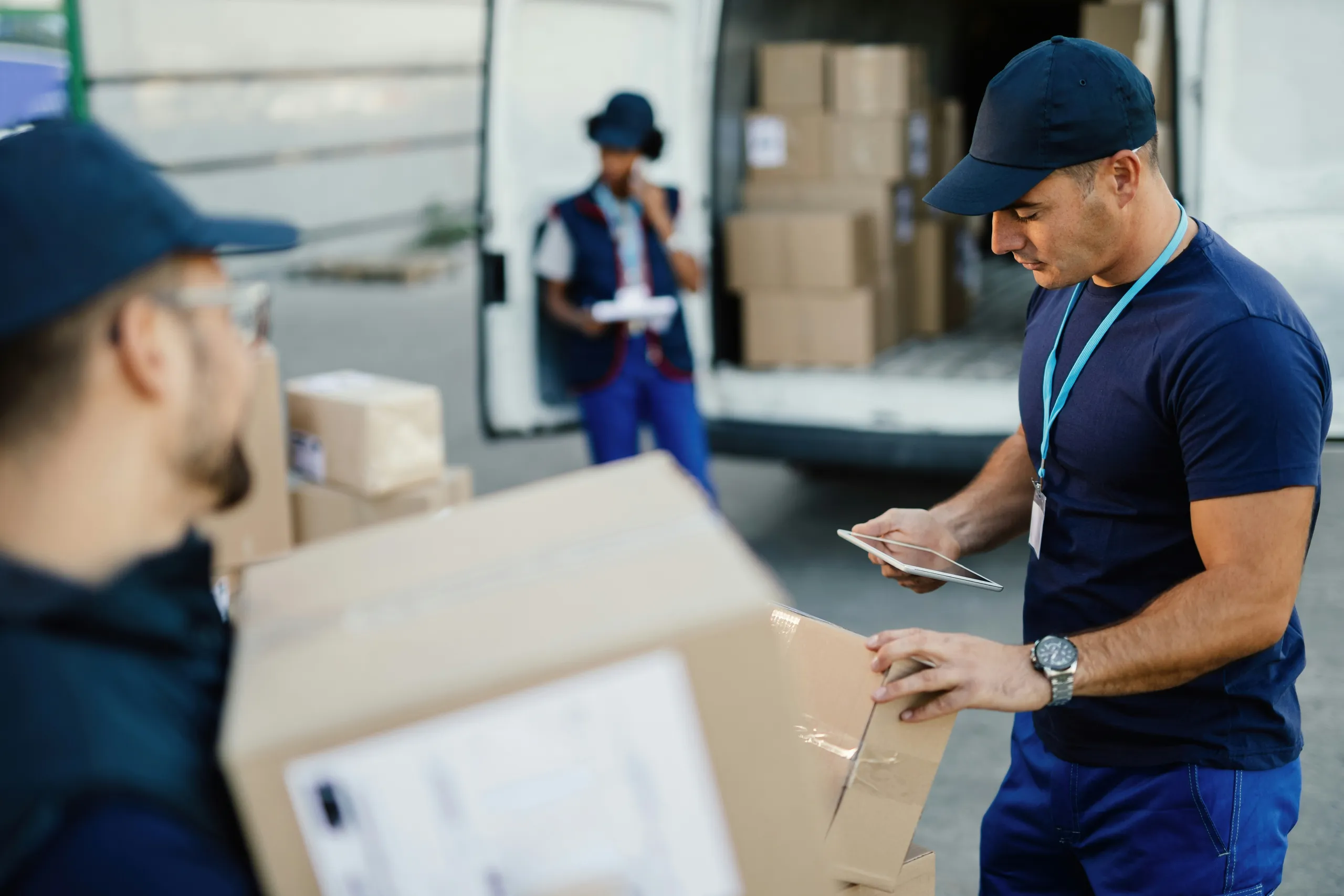 Trabajadores cargando cajas en la furgoneta durante el transporte